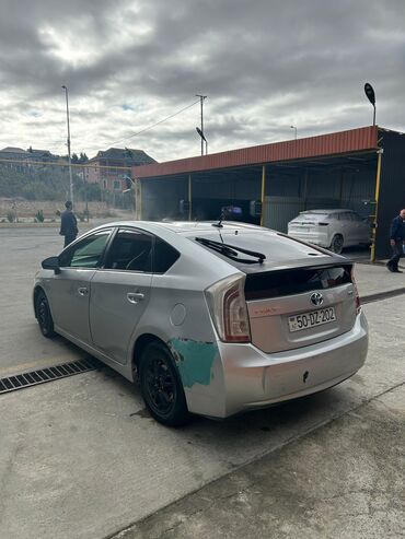 Toyota: Toyota Prius Hybrid – gümüş rəng, sedan/hatchback kuzov. Texniki və — 5