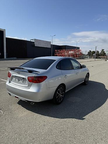 spoiler elantra 2017: Hyundai Elantra sedan – gümüşü rəng, Azərbaycan nömrə nişanı — 5