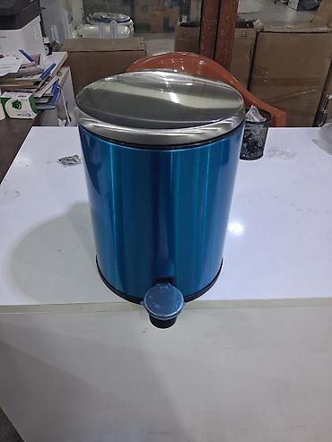 Mavi rəngli pedallı zibil qabı - Material: paslanmayan polad gövdə və