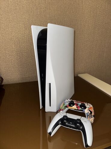 PS5 (Sony PlayStation 5): PlayStation 5 (версия с дисководом) + 2 геймпада DualSense