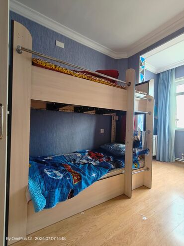 sirmə: Oğlan və qız üçün, Çarpayı, Matras ilə, Siyirməli