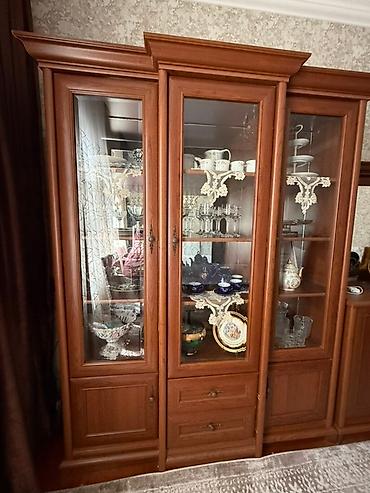 Servantlar: Şüşəli qapıları olan bu qəhvəyi taxta vitrin şkafı evin istənilən — 2