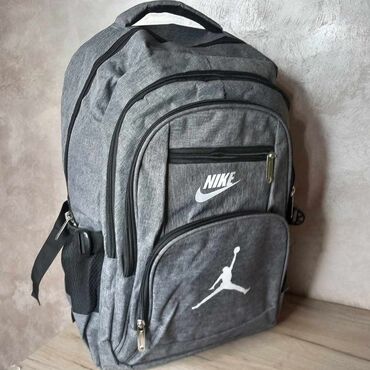 Torbe: Podeljeni unutrašnji deo + srednji i dva mala dela, skladište za piće — 18