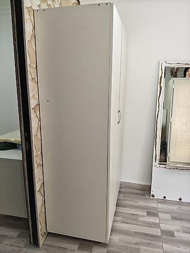 rezin yataq: Ağ rəngli iki qapılı şkaf - Minimalist dizayn, hamar səthlər və metal — 9