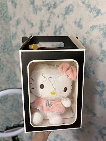 hello kitty: Məhsul: Hello Kitty temalı yumşaq oyuncaq – hədiyyə qutusunda Təsvir — 1