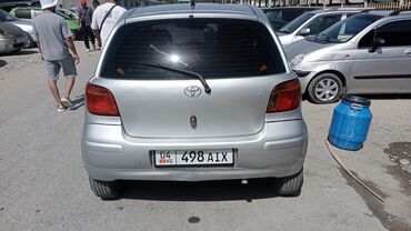 Toyota: Компактный автомобиль Toyota Yaris серебристого цвета. Эта модель