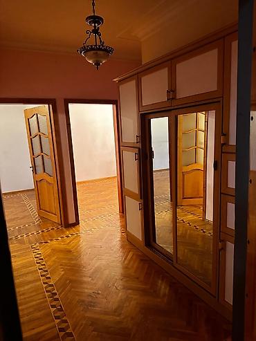 Azadlıq M 650 AZN/ay 3 otaqlı Köhnə tikili 80 m² Sahə 8 / 9 mərtəbə