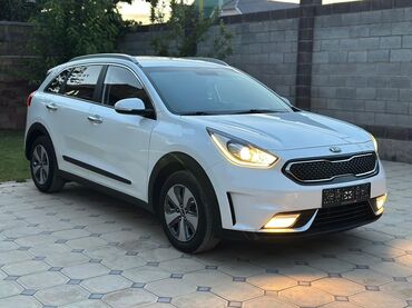 надо делать: Kia Niro – это компактный кроссовер белого цвета, который отлично