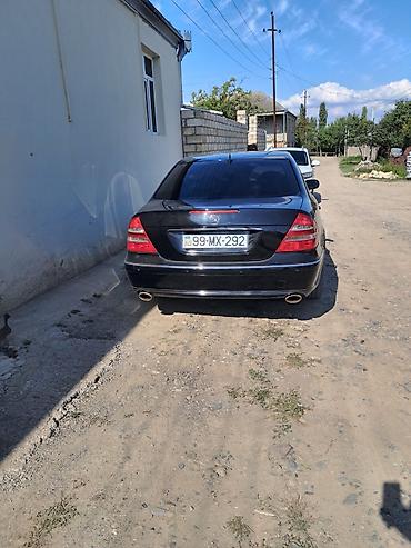 Mercedes-Benz: Mercedes-Benz E-Class sedan (W211) – qara rəng, 4 qapılı, arxa — 2