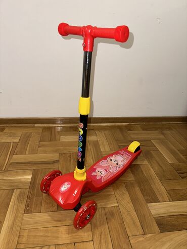 fisher price igračke: DEČIJI TROTINETI?    Na prodaju novi dečiji trotineti u 3 boje.   Lako