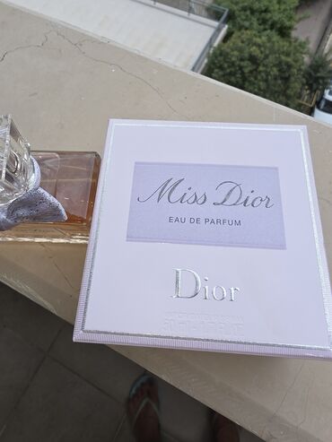 Ətriyyat: Miss Dior Eau de Parfum, zərif və klassik; Qadınlar üçün nəzərdə