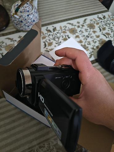 Videokameralar: HD rəqəmsal videokamera - Çəkiliş: Full HD 1080p video - Foto: 24.0 — 1
