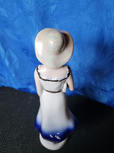 "t nkladeuc 2220.9" models: Figura devojke sa knjigom porcelanska iz 70ih godina. Figura — 9