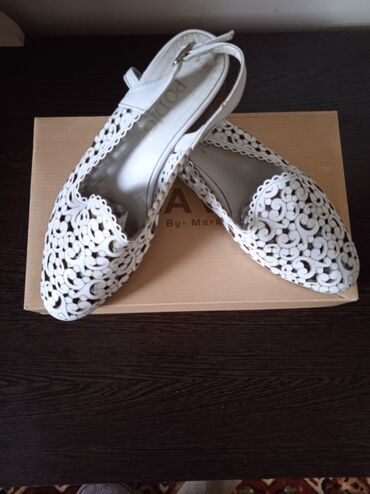 обувь 40: Продаю женские кожаные босоножки белого цвета производство Турция