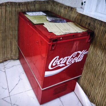 Маслобойки: Coca-Cola markalı qırmızı rəngdə sandıq tipli dondurucu. Bu dondurucu