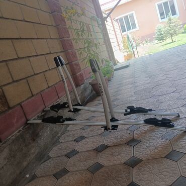 багажник на авто для велосипеда: Лыжалар жана сноуборддор үчүн бекитме Туурасынан кеткен жааларга