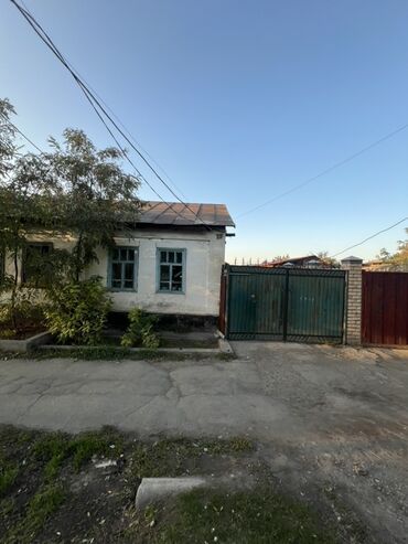 продаю дом в рассрочку бишкек: Үй, 8 кв. м, 15 бөлмө, Менчик ээси, Эски ремонт