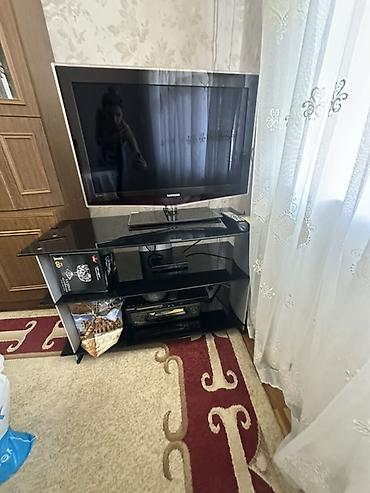 Televizorlar: Samsung televizor + şüşə TV stendi - Brend: Samsung - Ekran: təxminən — 2
