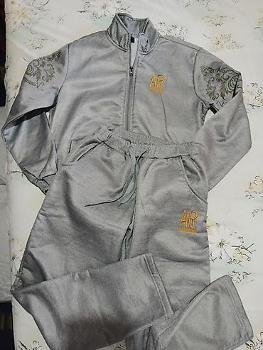 Gornji i donji deo: Siva trenerka – komplet jakna i donji deo - Materijal: mekana, topla — 1