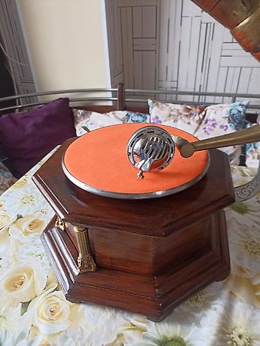 gramofon: Antik üslublu qrammofon - Korpus: çoxbucaqlı formaya malik massiv — 2