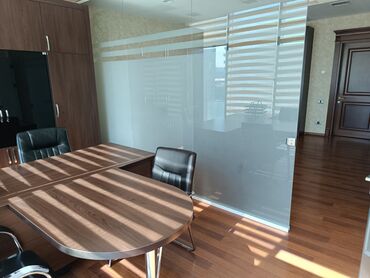 plazada ofis icare: Müdir üçün, Oval masa