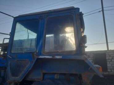 Traktorlar: Mavi rəngli təkərli kənd təsərrüfatı traktoru Xüsusiyyətlər: - — 7
