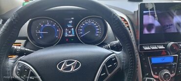 Digər Avtomobillər: Hyundai markalı avtomobil, geniş baqaj hissəsi və müasir interyer