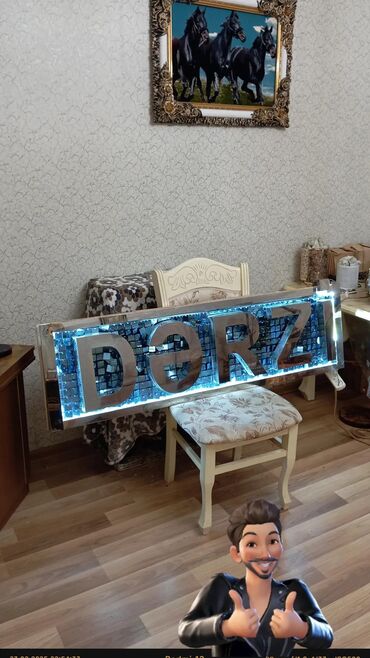Çilçıraqlar: DƏRZİ sözü işıqlı formada hazırlanmış bu qutu lövhə müxtəlif
