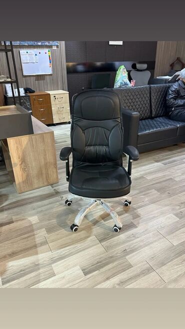 Ofis və oyun kresloları: Yeni, Təkərli, Qolları tənzimlənir, Dəri — 25