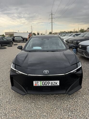электромобиль neta: Элегантный черный седан Toyota bZ3 с современным дизайном. Автомобиль