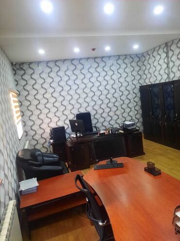 Salam, ofis daxilində otaq icarəyə verilir, aylıq icarə haqqı 450 AZN
