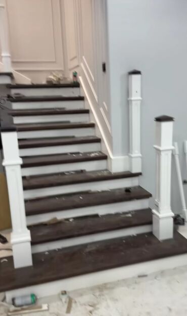 Pilləkən məhəccərləri: Taxta və metaldan hazırlanmış bu müasir pilləkən müxtəlif interyerlər — 5