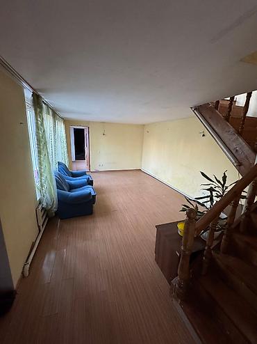 Продажа коттеджей и домов: Г.Ош продается дом, два этажа, 6 комнат, кухня. Во дворе имеется — 10