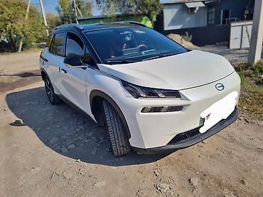 GAC: Электромобиль кроссовер GAC Aion V plus (белый, контрастная чёрная — 1