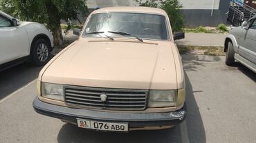 авто уна: Автомобиль бежевого цвета, предположительно ГАЗ-31029, с четырьмя