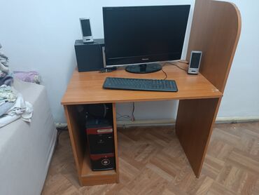 узкий компьютерный стол: Компьютердик үстөлү, Колдонулган, Текчелери бар