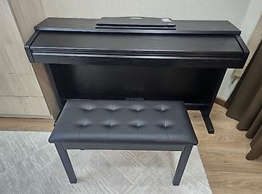 Цифровое пианино с классической корпусной стойкой и крышкой-клапом, в