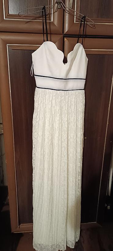 Ağ rəngli qadın paltarı - Model: uzun, axıcı siluet - Üst hissə: ağ