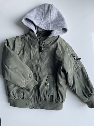 куртки кожаные: Куртка -ветровка на мальчика, 98 см -600 сом