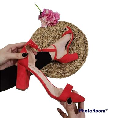 Sandale: 2700
36 do 41 — 9