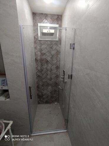 кабина: Künc dizaynlı bu şüşə duş kabinasi, müasir hamam otaqları üçün ideal
