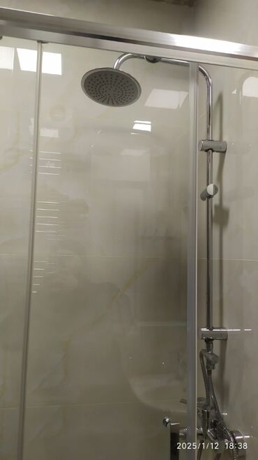 Uzunmüddətli kirayə mənzillər: Mənzil 2-otaqli studiya mənzildir, tam təmirli və tam əşyalidir. Evdə — 11