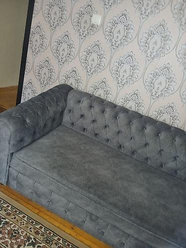 siferler: Boz rəngdə, klassik “chesterfield” üslubunda yumşaq divan — 1