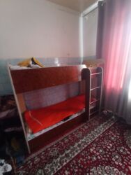 инструменты электро: Двухъярусная кровать с лестницей и защитным бортиком на верхнем ярусе