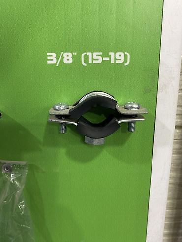 Держатель/хомут для труб с виброизоляцией 3/8" (15–19 мм) -