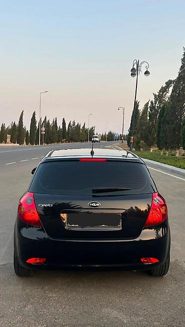 kia ceed 2010 universal: Kia Ceed hetçbek kuzalı avtomobil. Qara rəngdədir və 5 qapılı kuzova — 5