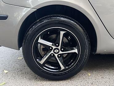 Renault: Renault Laguna sedan Mashin tam olaraq zavoddur. Vurugu, udari deyisen — 7