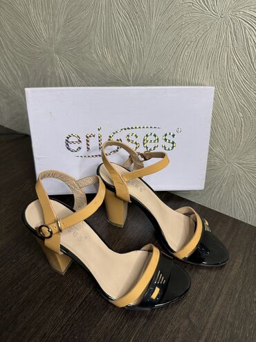 Женская обувь: Продаю босоножки бежево-черные, лакированные от Erisses, б/у в хорошем
