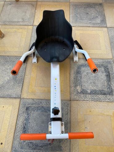 qaşıq dəstləri: Hoverboard üçün oturacaq əlavəsi. Ağ rəngdə, oturacaq hissəsi qaradır