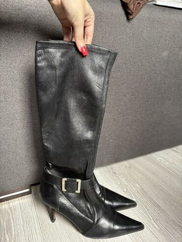 Uqqilər: Qadın dizə qədər dəri çəkmə - Rəng: qara - Material: yumşaq təbii